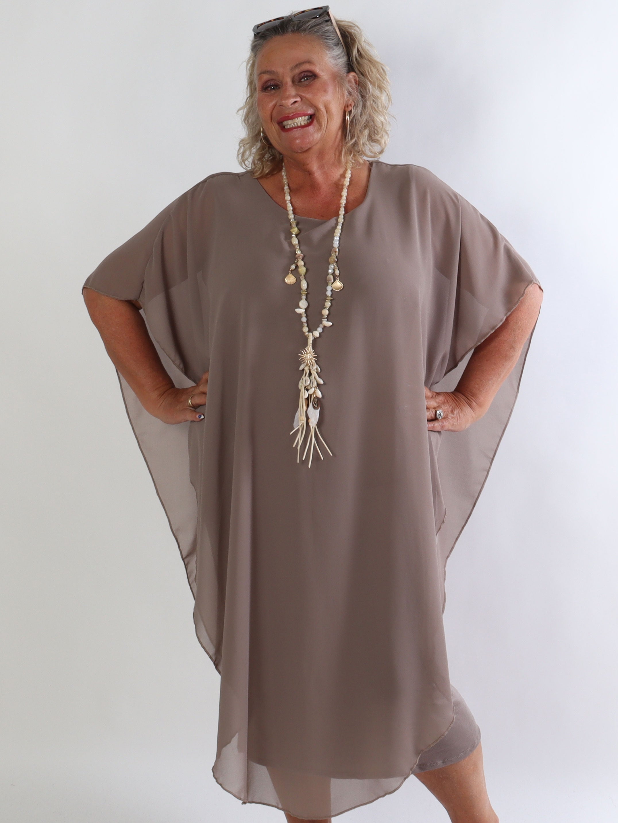 Kenya Long - Elegant plus size kjole med let chiffonlag og rund udskæring